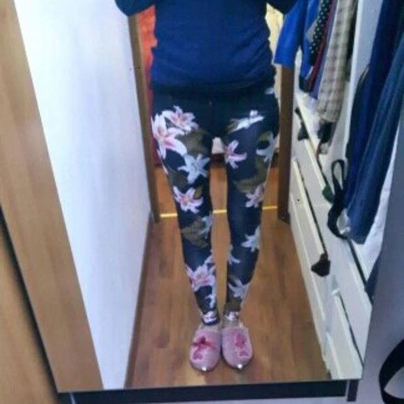 NWT Beautiful Floral Leggings. - Picture 3 of 3